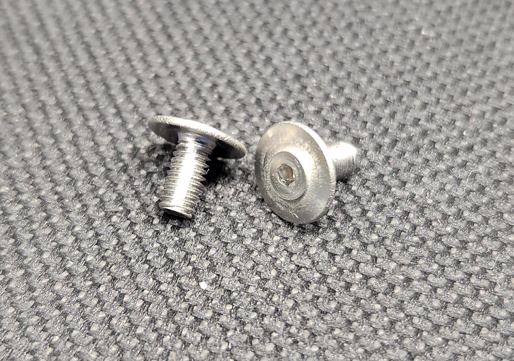 Low profile spring retainer screw